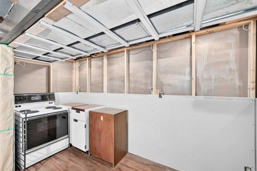 1701 32 Street Sw, Calgary, AB - Indoor Photo Showing Kitchen