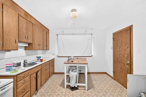 1701 32 Street Sw, Calgary, AB - Indoor Photo Showing Kitchen