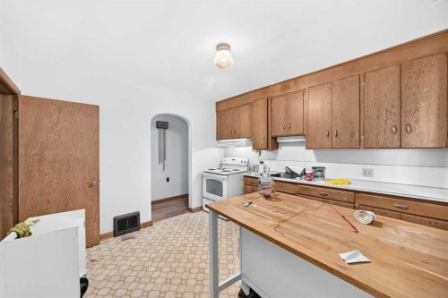 1701 32 Street Sw, Calgary, AB - Indoor Photo Showing Kitchen