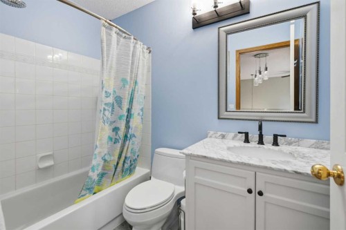 142 Riverview Circle Se, Calgary, AB - Indoor Photo Showing Bathroom
