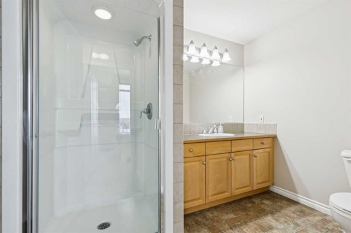 705-1726 14 Avenue Nw, Calgary, AB - Indoor Photo Showing Bathroom