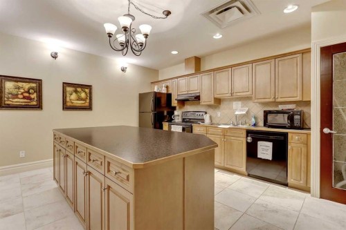 705-1726 14 Avenue Nw, Calgary, AB - Indoor Photo Showing Kitchen
