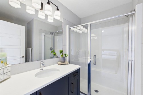 31 Sundown Manor, Cochrane, AB - Indoor Photo Showing Bathroom