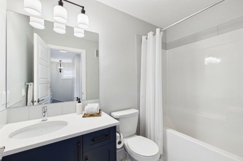 31 Sundown Manor, Cochrane, AB - Indoor Photo Showing Bathroom