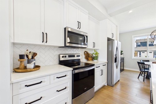 31 Sundown Manor, Cochrane, AB - Indoor Photo Showing Kitchen With Upgraded Kitchen