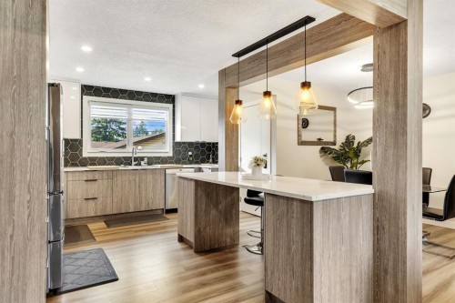8031 Huntwick Hill Ne, Calgary, AB - Indoor Photo Showing Kitchen