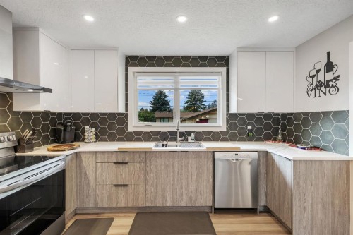 8031 Huntwick Hill Ne, Calgary, AB - Indoor Photo Showing Kitchen