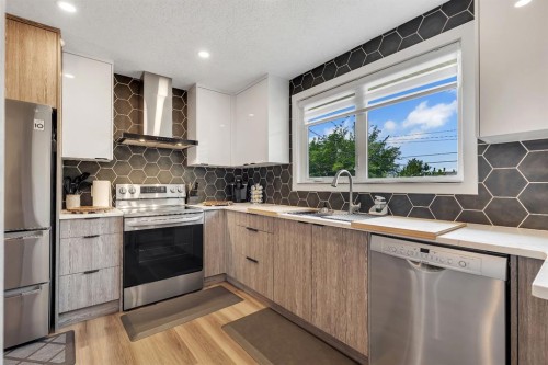 8031 Huntwick Hill Ne, Calgary, AB - Indoor Photo Showing Kitchen