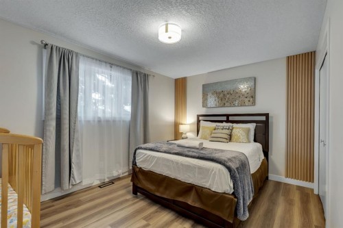 8031 Huntwick Hill Ne, Calgary, AB - Indoor Photo Showing Bedroom