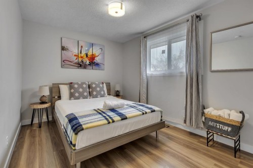 8031 Huntwick Hill Ne, Calgary, AB - Indoor Photo Showing Bedroom