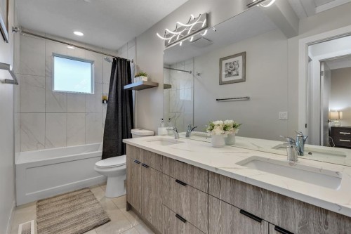 8031 Huntwick Hill Ne, Calgary, AB - Indoor Photo Showing Bathroom