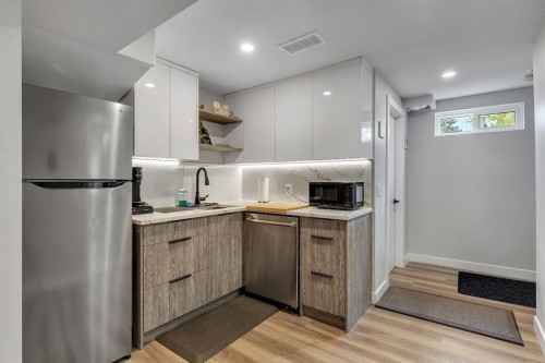 8031 Huntwick Hill Ne, Calgary, AB - Indoor