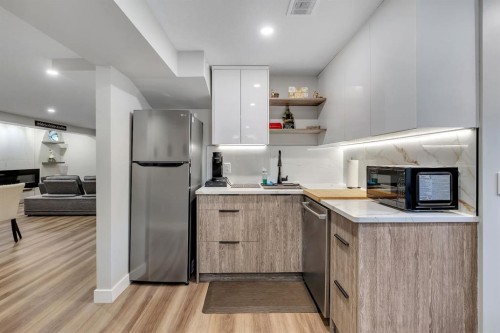 8031 Huntwick Hill Ne, Calgary, AB - Indoor Photo Showing Kitchen