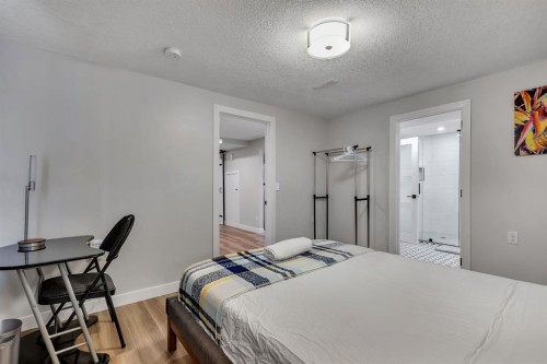 8031 Huntwick Hill Ne, Calgary, AB - Indoor Photo Showing Bedroom
