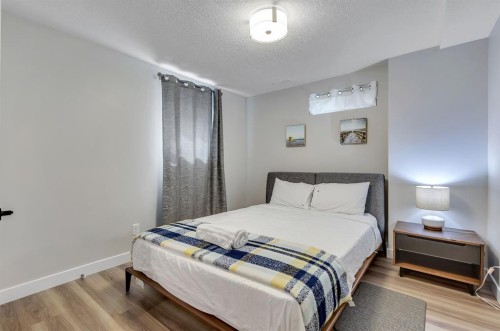 8031 Huntwick Hill Ne, Calgary, AB - Indoor Photo Showing Bedroom