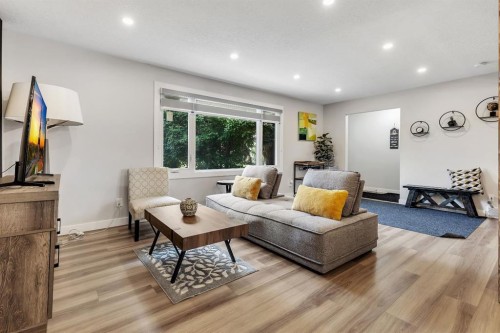 8031 Huntwick Hill Ne, Calgary, AB - Indoor Photo Showing Living Room