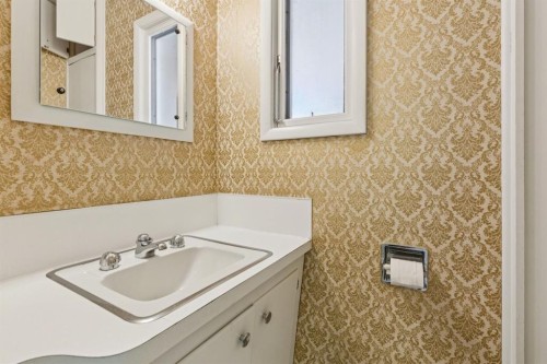 1731 12 Avenue Nw, Calgary, AB - Indoor Photo Showing Bathroom