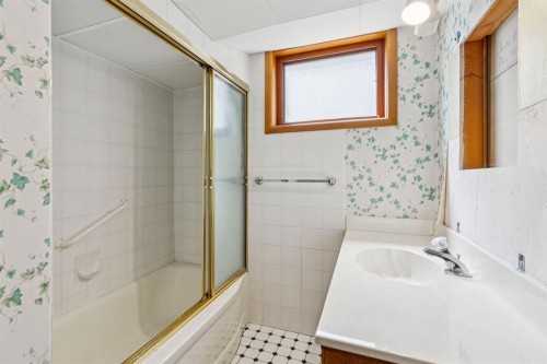 1731 12 Avenue Nw, Calgary, AB - Indoor Photo Showing Bathroom