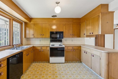 1731 12 Avenue Nw, Calgary, AB - Indoor Photo Showing Kitchen With Double Sink