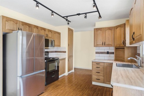 160 Marbrooke Circle Ne, Calgary, AB - Indoor Photo Showing Kitchen