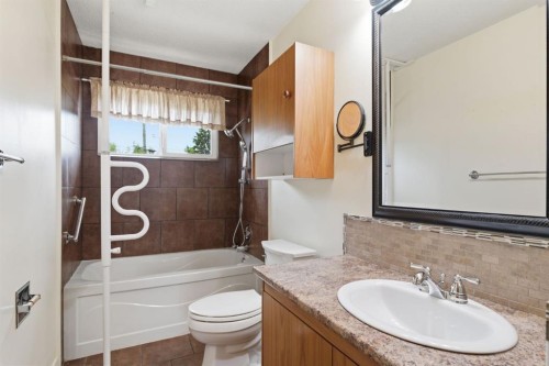 160 Marbrooke Circle Ne, Calgary, AB - Indoor Photo Showing Bathroom