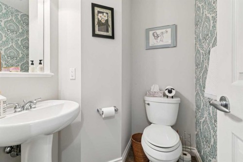 4008 Garrison Boulevard Sw, Calgary, AB - Indoor Photo Showing Bathroom