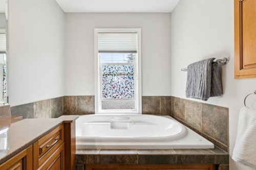 4008 Garrison Boulevard Sw, Calgary, AB - Indoor Photo Showing Bathroom