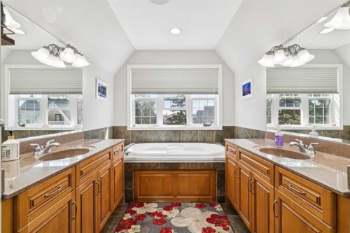 4008 Garrison Boulevard Sw, Calgary, AB - Indoor Photo Showing Bathroom