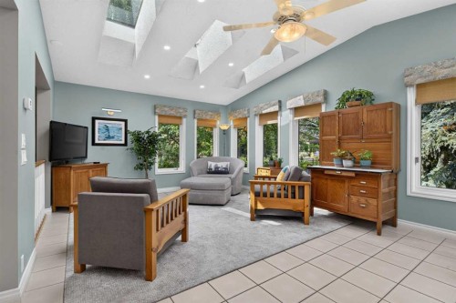 22 Varmoor Place Nw, Calgary, AB - Indoor