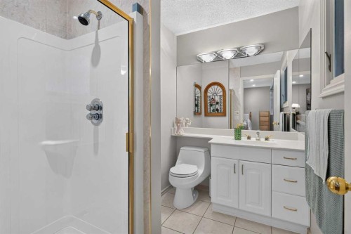 22 Varmoor Place Nw, Calgary, AB - Indoor Photo Showing Bathroom