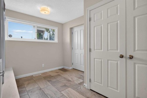 22 Varmoor Place Nw, Calgary, AB - Indoor Photo Showing Other Room