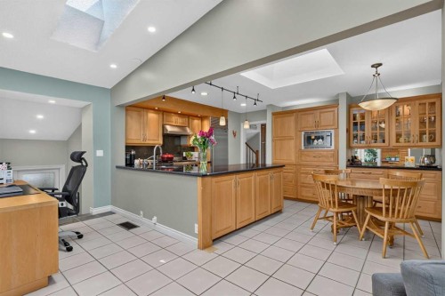 22 Varmoor Place Nw, Calgary, AB - Indoor