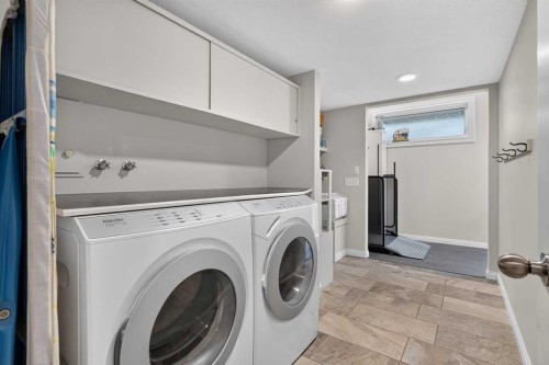 22 Varmoor Place Nw, Calgary, AB - Indoor Photo Showing Laundry Room