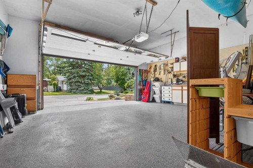 22 Varmoor Place Nw, Calgary, AB - Indoor Photo Showing Garage