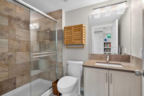22 Varmoor Place Nw, Calgary, AB - Indoor Photo Showing Bathroom