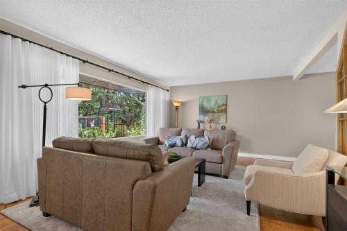 22 Varmoor Place Nw, Calgary, AB - Indoor Photo Showing Living Room