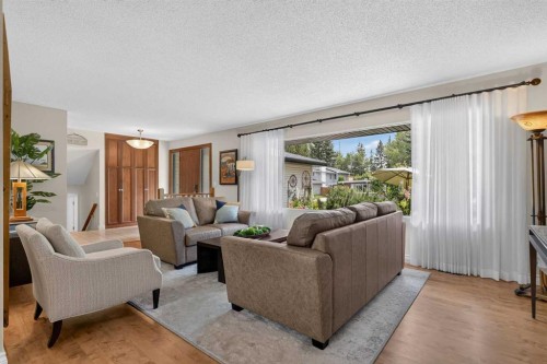 22 Varmoor Place Nw, Calgary, AB - Indoor Photo Showing Living Room