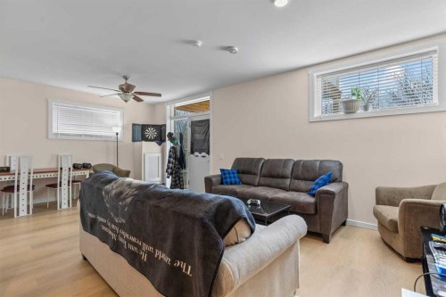 272017 Range Road 282, Rural Rocky View County, AB - Indoor Photo Showing Living Room