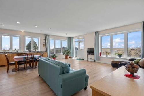 272017 Range Road 282, Rural Rocky View County, AB - Indoor Photo Showing Living Room