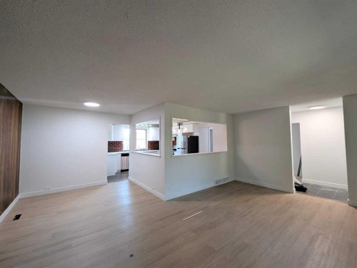 311 72 Avenue Ne, Calgary, AB - Indoor Photo Showing Other Room