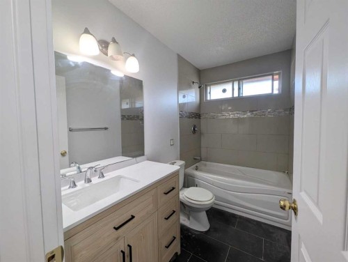 311 72 Avenue Ne, Calgary, AB - Indoor Photo Showing Bathroom