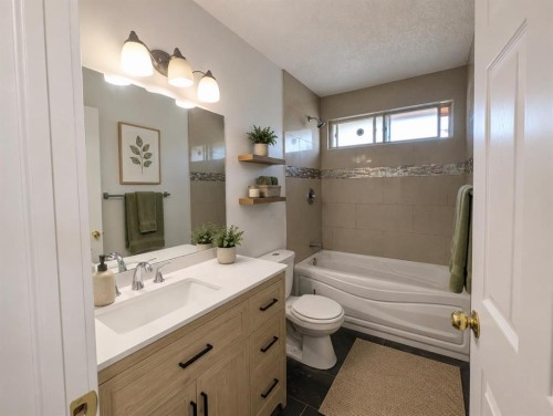 311 72 Avenue Ne, Calgary, AB - Indoor Photo Showing Bathroom
