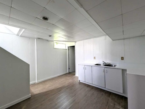 311 72 Avenue Ne, Calgary, AB - Indoor