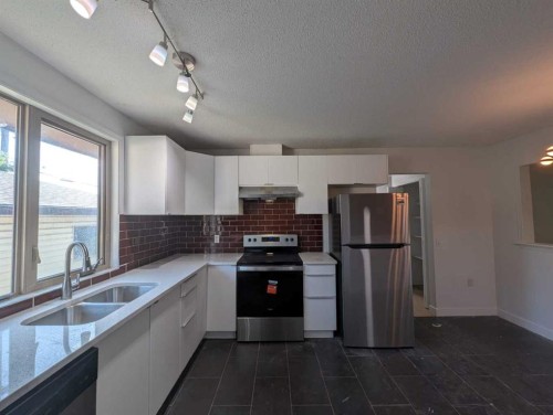 311 72 Avenue Ne, Calgary, AB - Indoor Photo Showing Kitchen With Stainless Steel Kitchen With Double Sink With Upgraded Kitchen