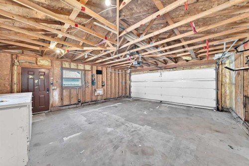 311 72 Avenue Ne, Calgary, AB - Indoor Photo Showing Garage