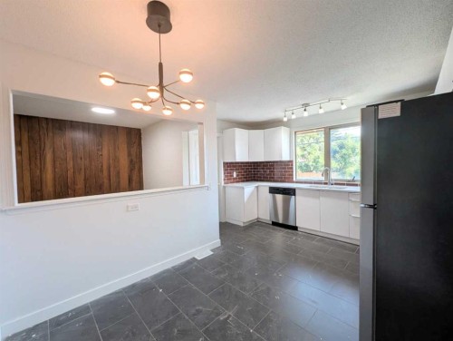 311 72 Avenue Ne, Calgary, AB - Indoor Photo Showing Kitchen