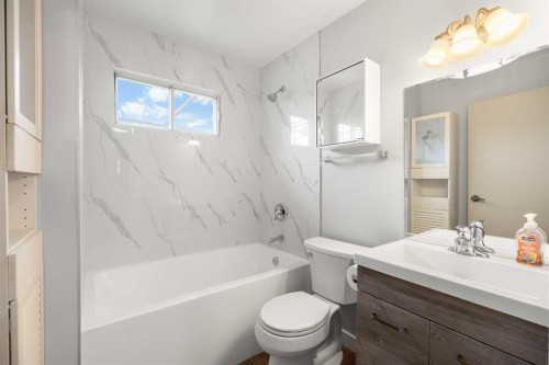 528 21 Avenue Sw, Calgary, AB - Indoor Photo Showing Bathroom