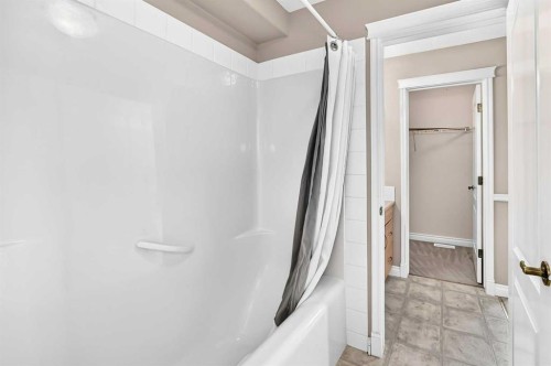 63 Royal Birch Point Nw, Calgary, AB - Indoor Photo Showing Bathroom