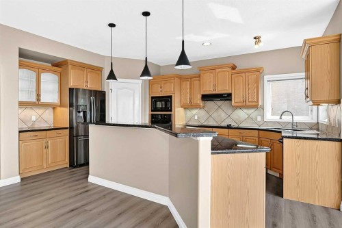 63 Royal Birch Point Nw, Calgary, AB - Indoor Photo Showing Kitchen