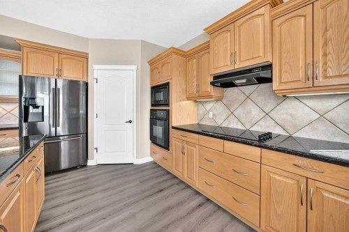 63 Royal Birch Point Nw, Calgary, AB - Indoor Photo Showing Kitchen